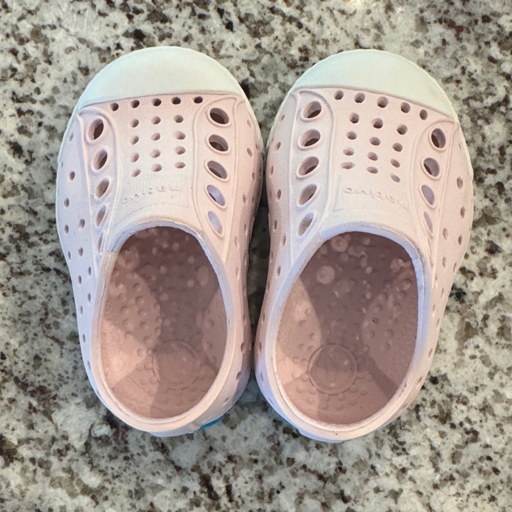 Native Kids Water Shoes - Light Pink and White size C2